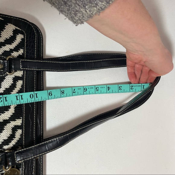 The Sak knit zebra shoulder bag 🦓 with snap closure 👛 and croc 🐊 leather - Picture 4 of 14
